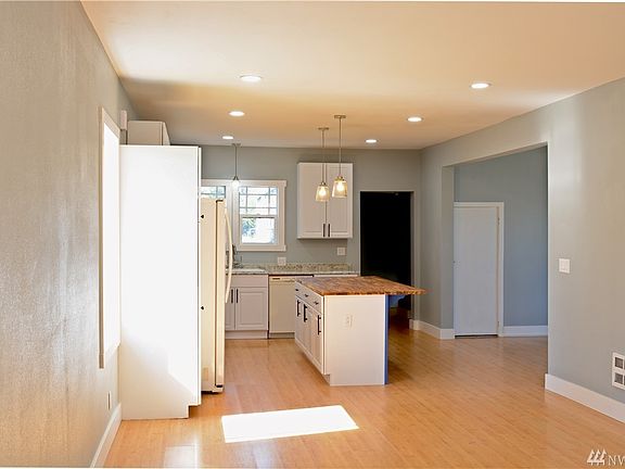 5th image of 220 E King St