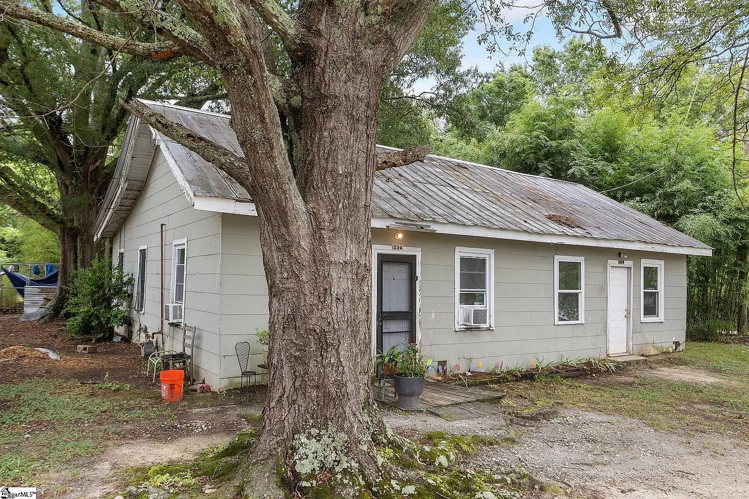 1 bed, 1.0 bath, $550 — Photo 1
