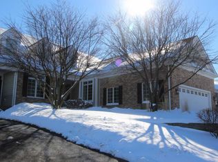 4303 Weatherstone Rd, Crystal Lake, IL 60014