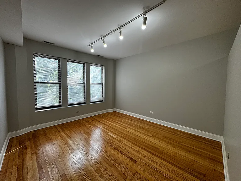 5400-5402 N Winthrop Avenue Gdn — Photo 6