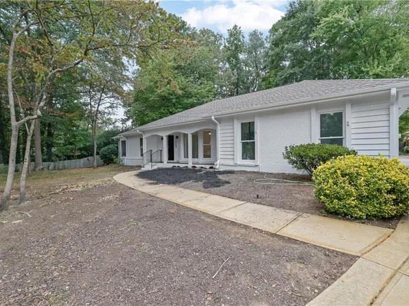 260 Putting Green Ln, Roswell, GA 30076