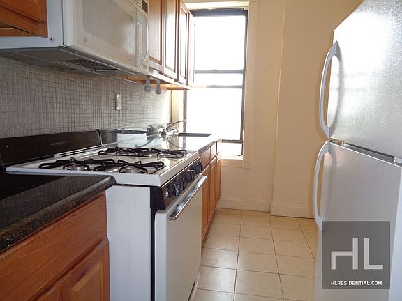 2nd image of 568 Pacific St APT 3B