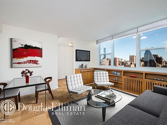 4th image of 77 7th Ave APT 20A
