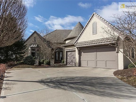 Large driveway for easy turns, side entry garage, concrete tile roof, cul-de-sac lot, what's not to love?