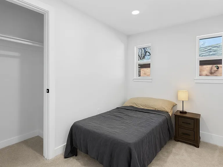 Emerald St — Photo 1