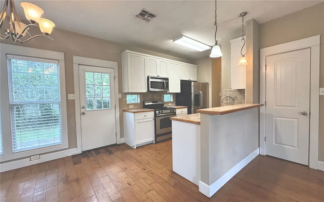 3 bed, 2.5 bath, 1370 sqft, $1,950 — Photo 4