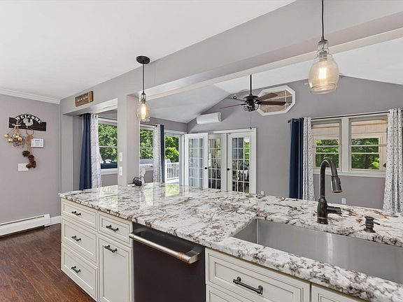 4th image of 407 Middle Winchendon Road