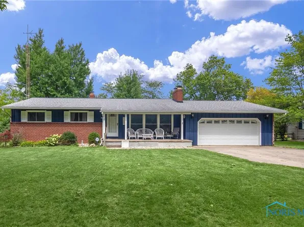 614 Valley Dr, Rossford, OH 43460
