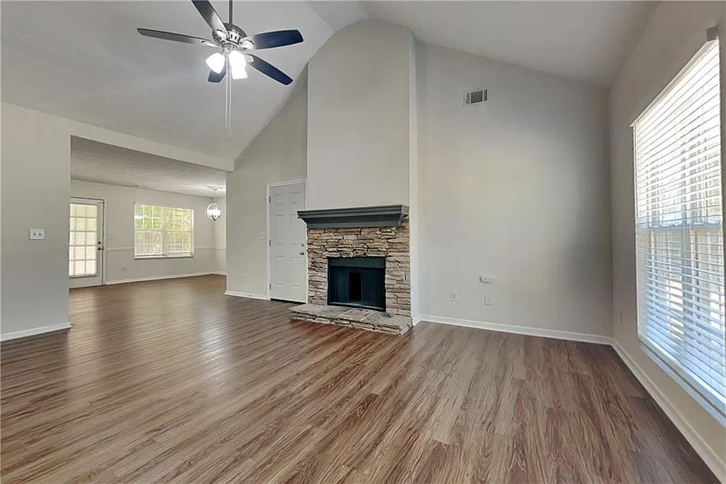 3 bed, 2.0 bath, 1437 sqft, $1,850 — Photo 2