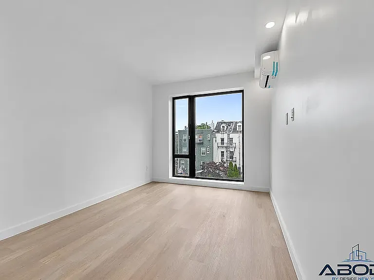 21 Meserole St #403 — Photo 6