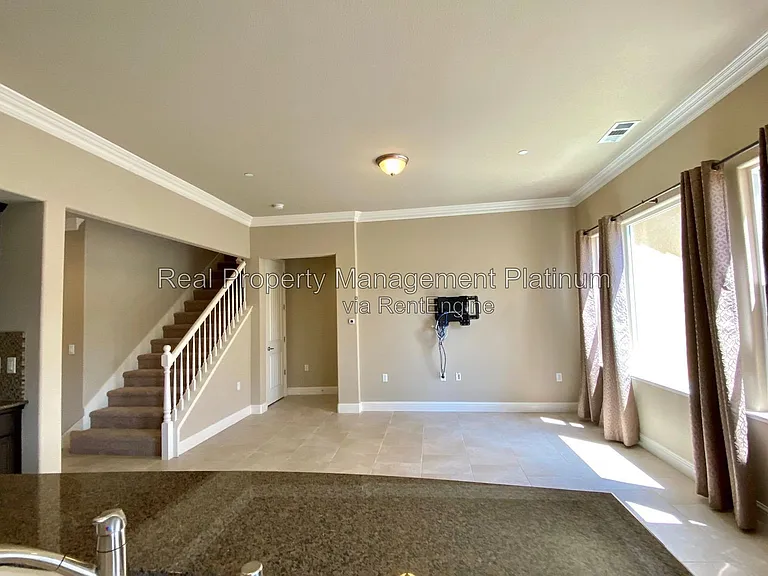 2141 W Juliet Way — Photo 3