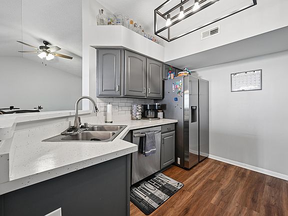 3rd image of 402 Napa Vall APT 303