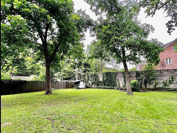 4th image of 635 Chautauqua Ave