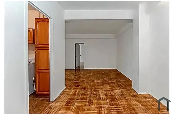Building Photo - 1579 Metropolitan Ave #4D