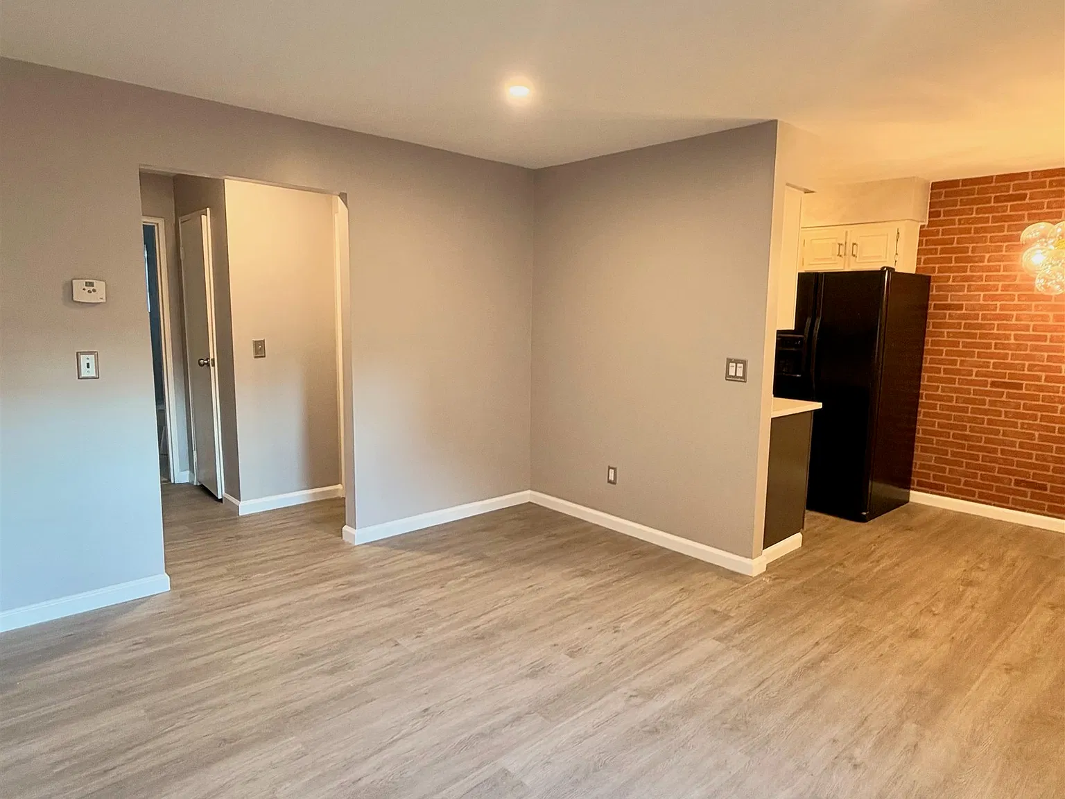 2 Radio Ave — Photo 4