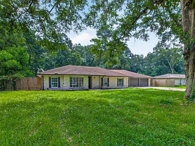18747 Woodridge Dr — Photo 2