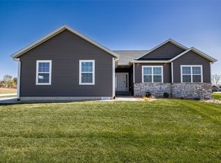 315 Meadows Field Dr, Cedar Rapids, IA 52402