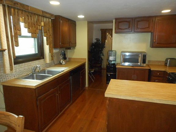 5th image of 4639 Farmington Ave