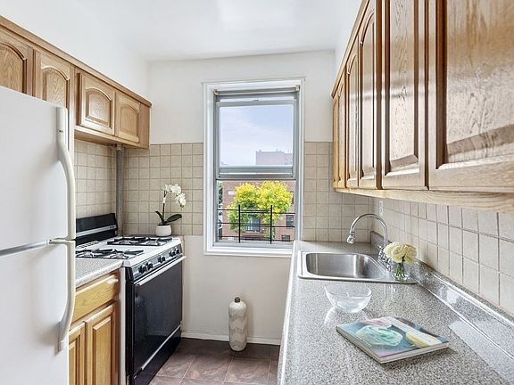 3rd image of 180 Van Cortlandt Park S APT 3E