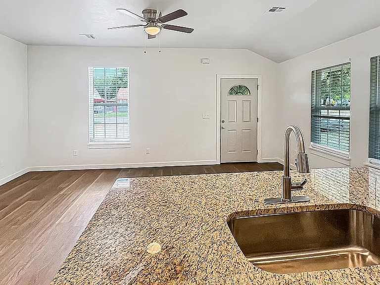 2106 Charles Whitlow Ave — Photo 5