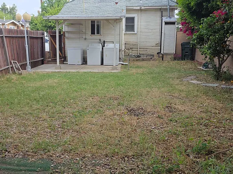 544 San Francisco Ave — Photo 8