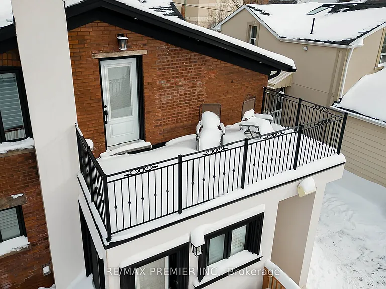21 Elizabeth St N — Photo 42