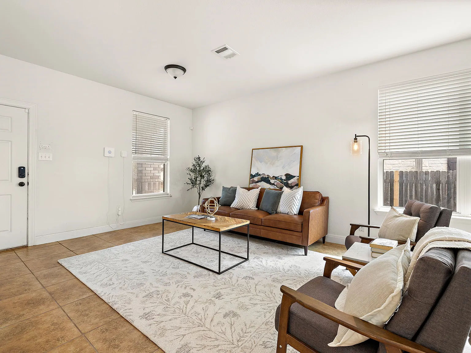 3 bed, 2328 sqft, $2,200 — Photo 3