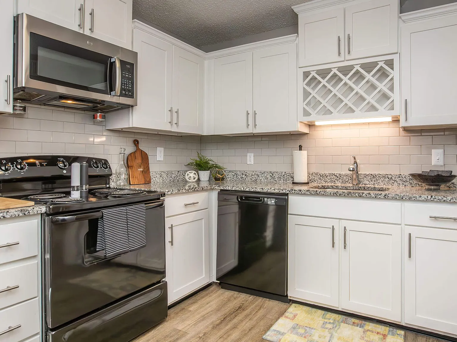 Kingston Pointe Apartments — Photo 4