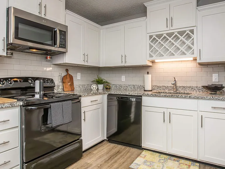 Kingston Pointe Apartments — Photo 4