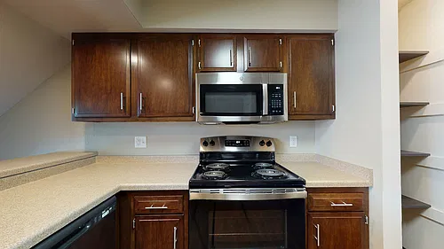 Sunny, modern, 1 Bedroom Loft in a prime location! High ceilings, dining room & double closets! a... — Photo 4