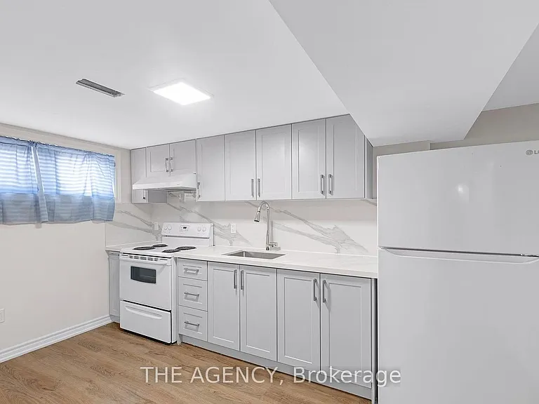 1038 Alexandra Ave — Photo 8