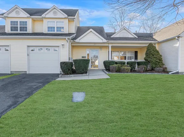 303 Pebble Beach Path, Riverhead, NY 11901