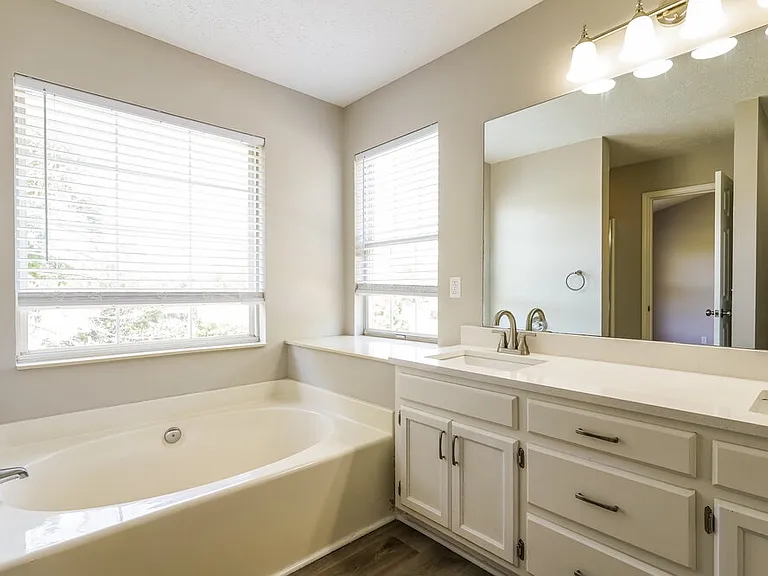 100 E Hbr — Photo 11