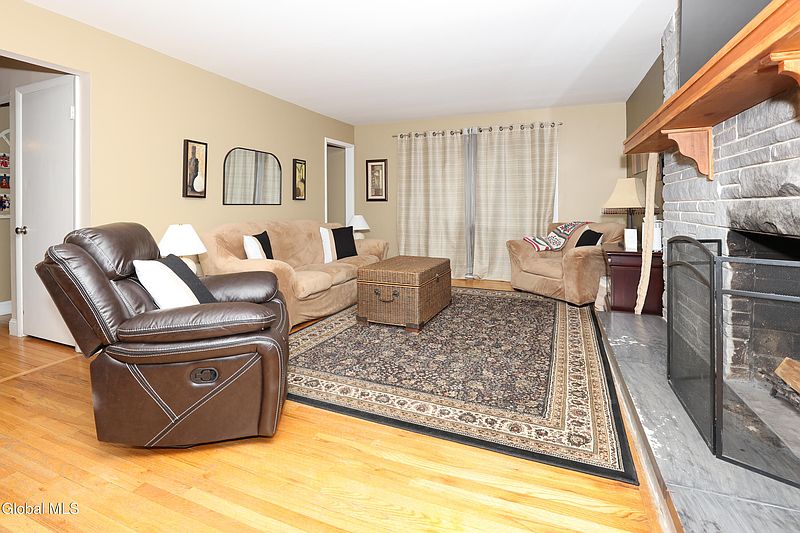 5th image of 957 W Pine Hill Drive