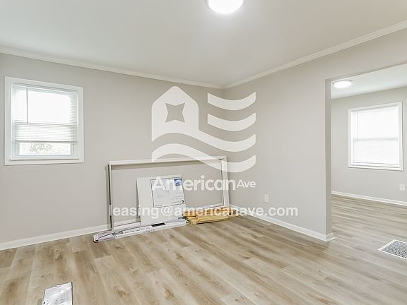 1330989_002_wm_-_living_room_13232951.jpg