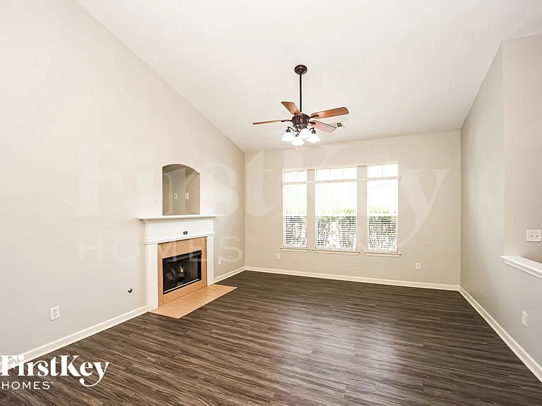 207 Fairgrove Ln — Photo 3