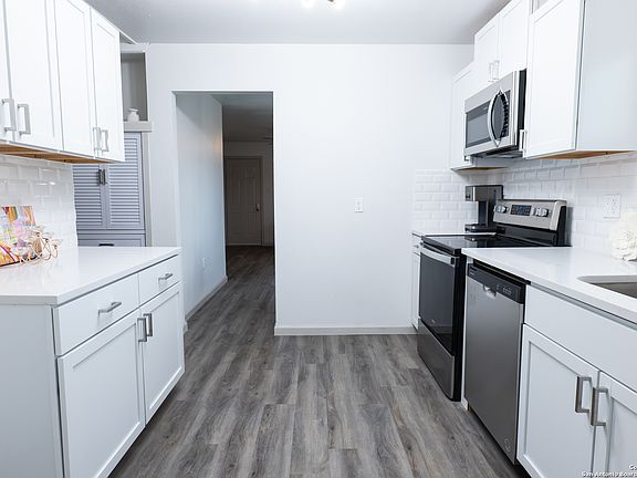 2nd image of 102 SANDLEDGE DR
