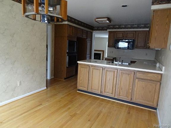 3rd image of 30220 Oakview Way #1