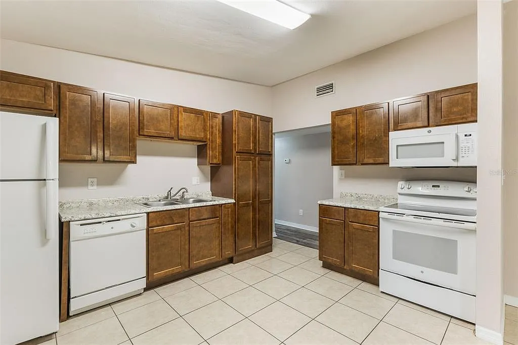 3 bed, 2.0 bath, 1421 sqft, $1,950 — Photo 3