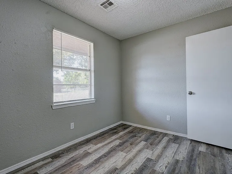 219 S 4th St #5 — Photo 2