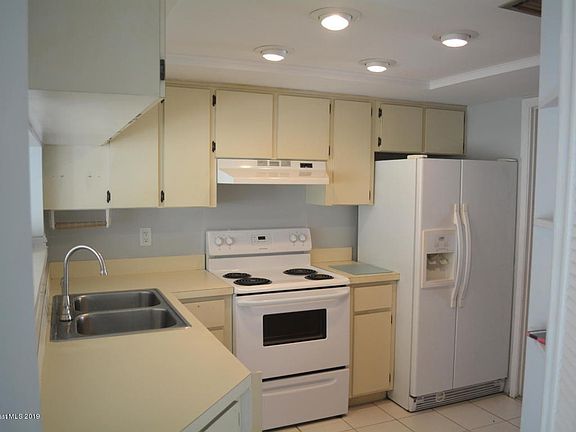 4th image of 35 Emerald Ct #35