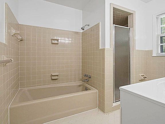 5th image of 1054 N Pine Knoll Dr