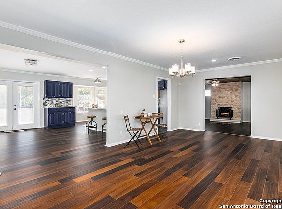 4th image of 206 Coronet St