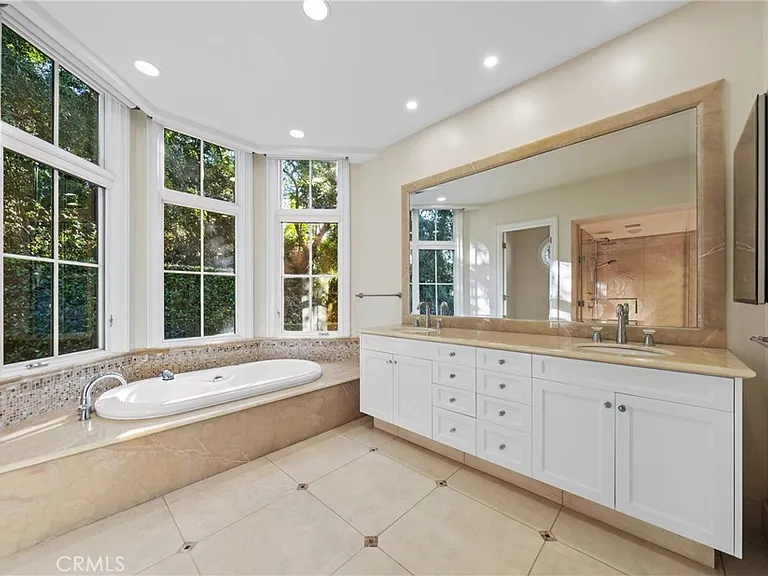 1049 Oak Grove Pl — Photo 23