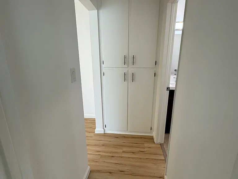Calais Apartments — Photo 27