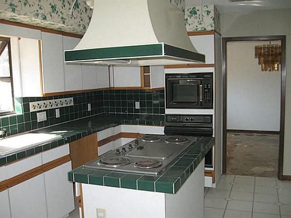 5th image of 330 Somerset Cir