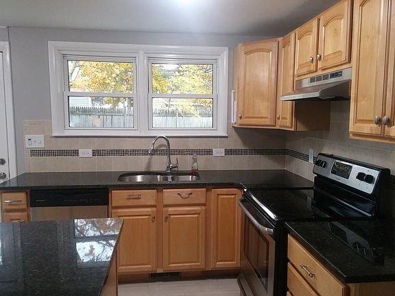 5th image of 169 E Bacon St
