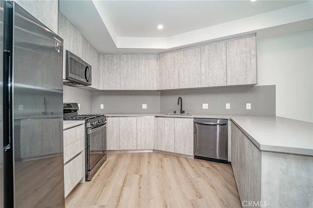 1 bed, 950 sqft, $3,600 — Photo 2