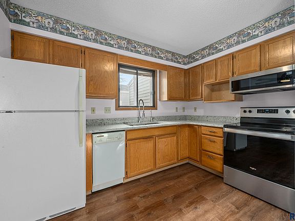 2nd image of 1000 S Newport Pl
