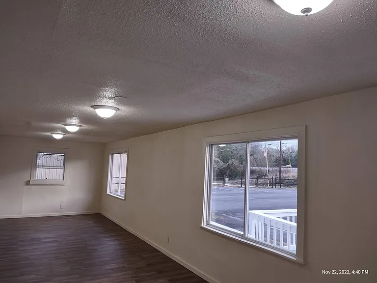 1020 S Main St NE — Photo 17